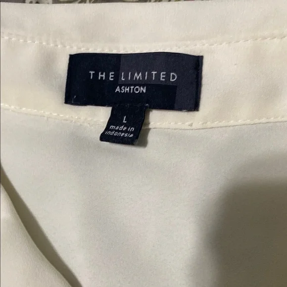 Sleeveless White Blouse - Picture 2 of 4